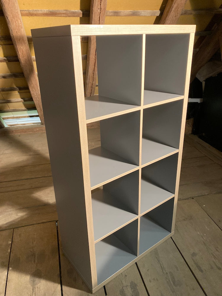 Graues Holz-Regal mit 8 Fächern