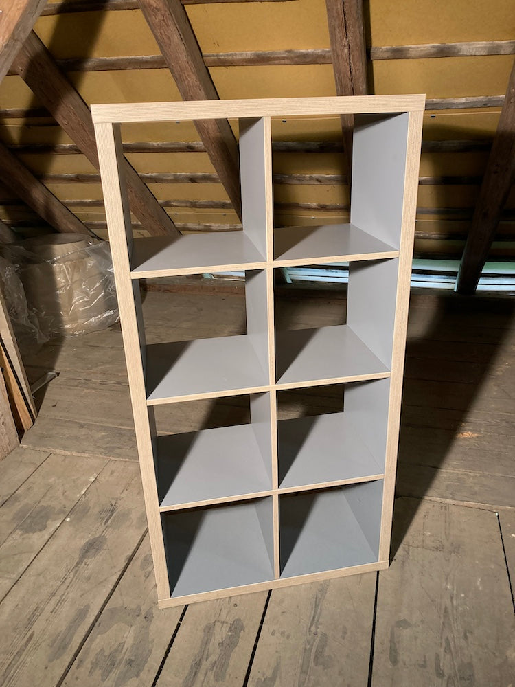 Graues Holz-Regal mit 8 Fächern