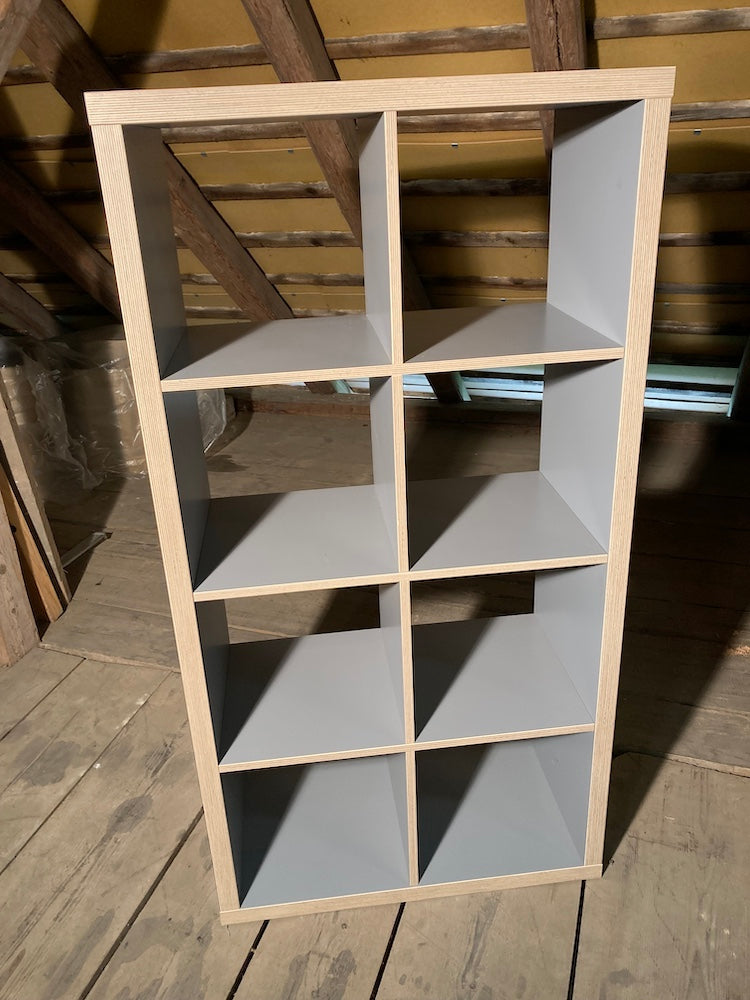 Graues Holz-Regal mit 8 Fächern
